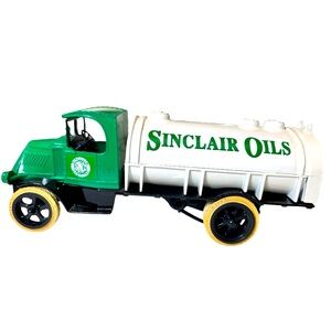 ERTL 1926 Green and White Sinclair Oils Toy Bank Truck
NWB.